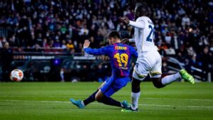 Ferran Torres e Koulibaly in un'azione di gioco